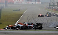 Гран При Китая 2013г. Воскресенье 14 апреля гонка  Андриан Сутиль Sahara Force India F1 Team и Нико Хюлькенберг Sauber F1 Team
