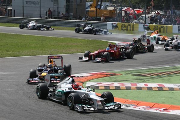 Гран При Италии 2012 г. Воскресенье 9 сентября гонка Михаэль Шумахер Mercedes AMG Petronas и Себастьян Феттель Red Bull Racing