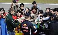 Гран При Китая  2012 г  четверг  12 апреля  Виталий Петров Caterham F1 Team  и  Себастьян Феттель Red Bull Racing