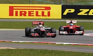 Гран При Великобритании  2012 г Воскресенье 8 июля гонка Льюис Хэмилтон Vodafone McLaren Mercedes и  Фернандо Алонсо Scuderia Ferrari