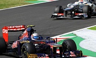 Гран При Японии 2012 г. Пятница 5 октября вторая практика Жан-Эрик Вернь Scuderia Toro Rosso и Серхио Перес Sauber F1 Team