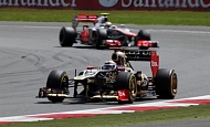 Гран При Великобритании  2012 г Воскресенье 8 июля гонка Кими Райкконен Lotus F1 Team и Льюис Хэмилтон Vodafone McLaren Mercedes