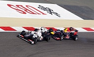 Гран При Бахрейна  2012 г  воскресенье 22 апреля Камуи Кобаяси Sauber F1 Team и Марк Уэббер Red Bull Racing