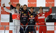 Гран При Сингапура 2012 г. Воскресенье 23 сентября гонка Дженсон Баттон Vodafone McLaren Mercedes, победитель гонки Себастьян Феттель Red Bull Racing и Фернандо Алонсо Scuderia Ferrari